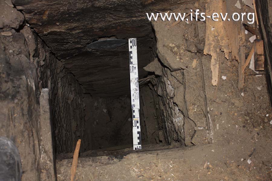 Zwischen Abgasrohr und Schornstein fehlt in dem hier vorhandenen Hohlraum ein 40 Zentimeter langes Verbindungsstück.