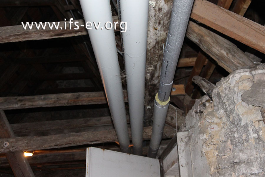 Die Rohre der Kaltwasserleitung verlaufen durch den ungedämmten Dachstuhl.