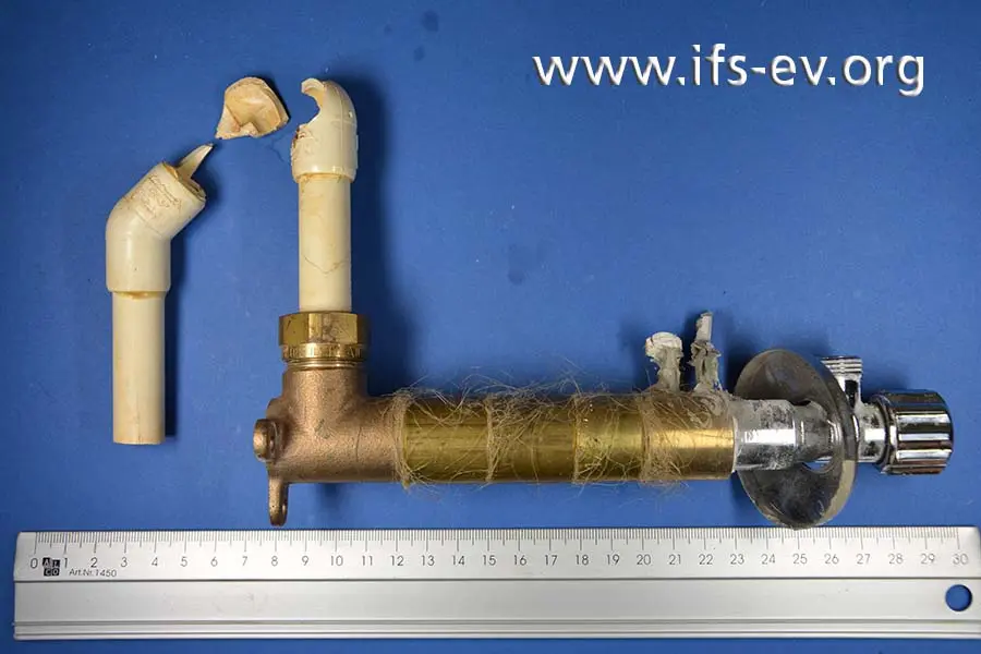 Einer der drei Rohrabschnitte bei der Laboruntersuchung: Der Riss verläuft durch die beiden Fittings, die in drei Teile zerbrochen sind.