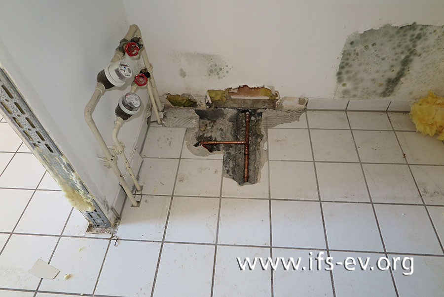 Die Warmwasserleitung im Fußboden war bereits repariert, als der IFS-Gutachter die Schadenstelle besuchte.