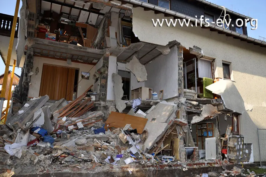 Die Außenwände, Innenwände und Geschossdecken des Hauses sind zum Teil herausgedrückt worden oder eingefallen.