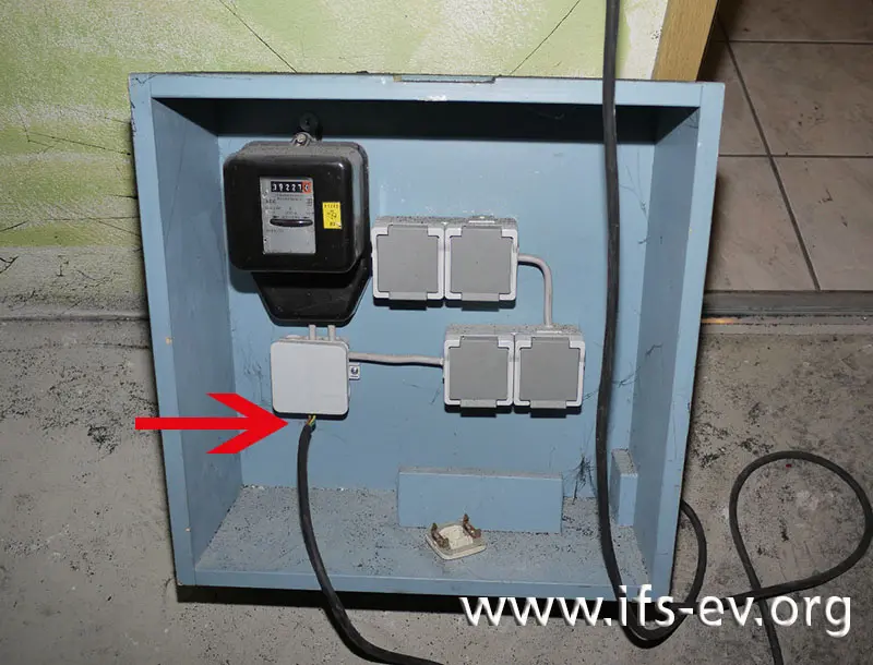 Bei dem baugleichen Baustromverteiler ist an der Einführung des Anschlusskabels die Stelle markiert, an der sich eine Zugentlastung befinden sollte.