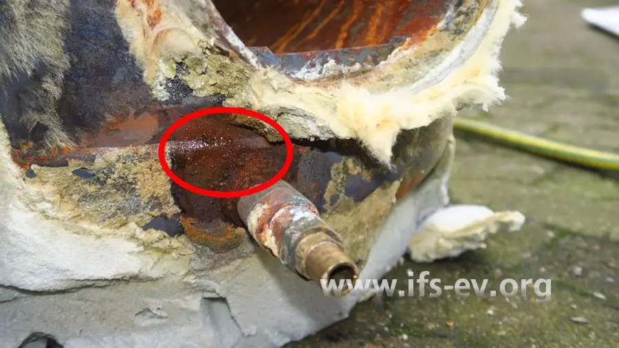 Der Speicher ist im Bereich der unteren Schweißnaht undicht (Markierung).