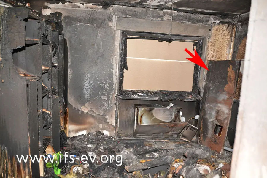 Im Schlafzimmer gibt es einen Brandschwerpunkt im Bereich der Heizung. Deren Abdeckung (Pfeil) wurde bei den Löscharbeiten demontiert.