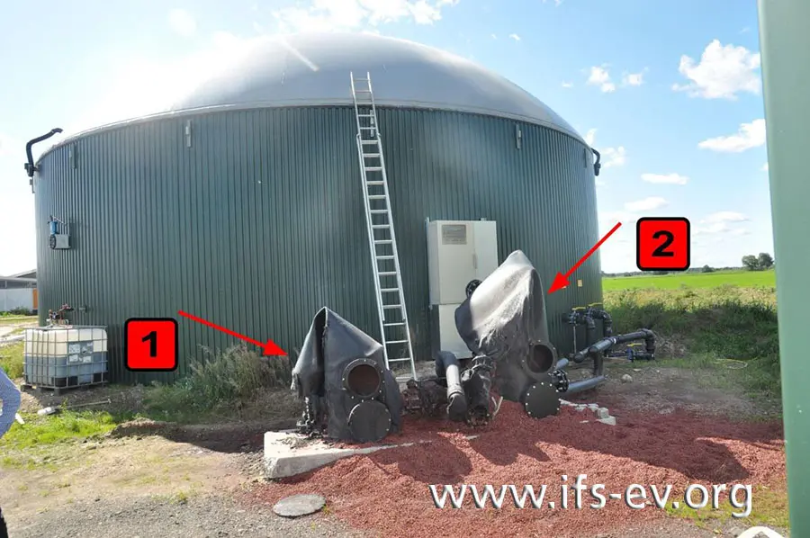 Vor dem Fermenter stehen die beiden Behälter der Entschwefelungsanlage.