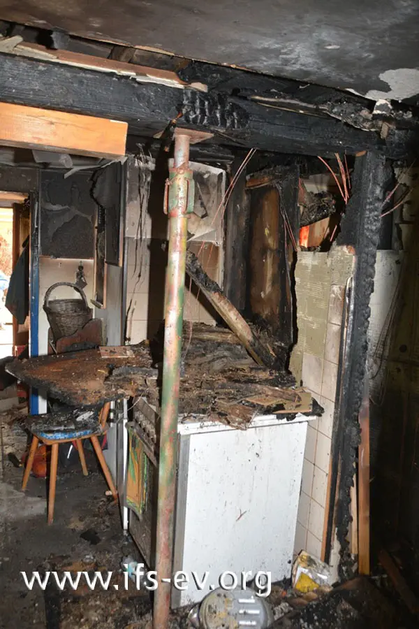 Der Brandschwerpunkt in der Küche: Hinter dem Elektroherd hat der Beistellherd gestanden.