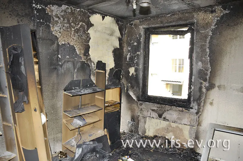 In einer Ecke des Wohnzimmers ist deutlich der Brandschwerpunkt zu erkennen.