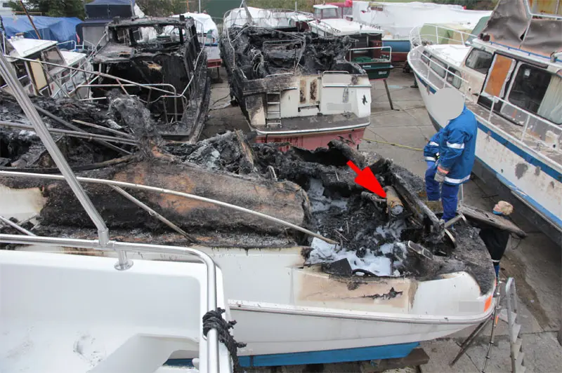 Brandschaden auf der Motoryacht: Der Pfeil markiert die Standheizung im Maschinenraum.