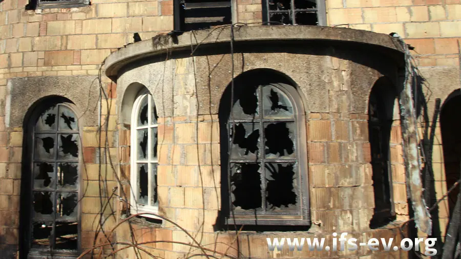 Die Fensterscheiben wurden schon vor dem Brand zerstört.