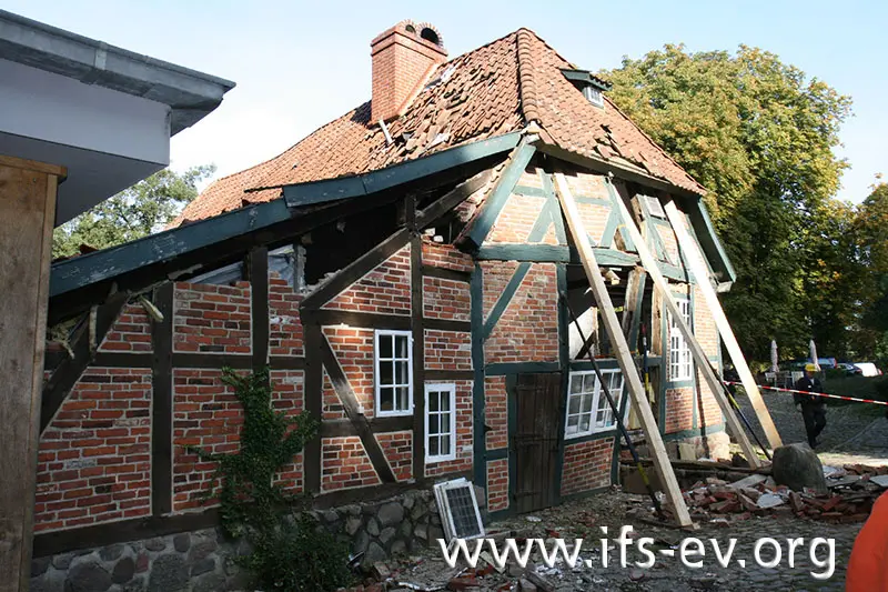 Die Giebelwand wird nach der Explosion gestützt.
