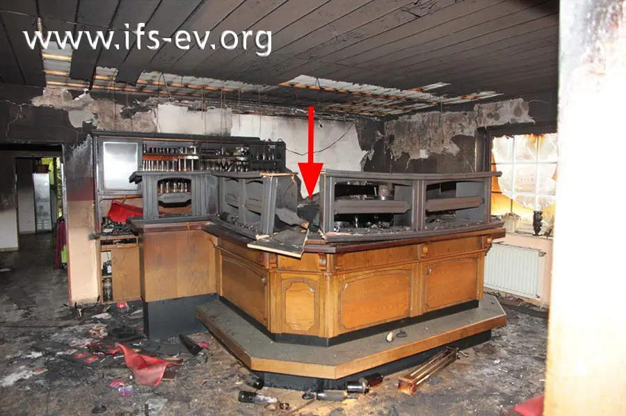 Direkte Brandschäden gibt es ausschließlich im Bereich des Tresens. Der Pfeil markiert die Stelle, an der das Feuer entstanden ist.