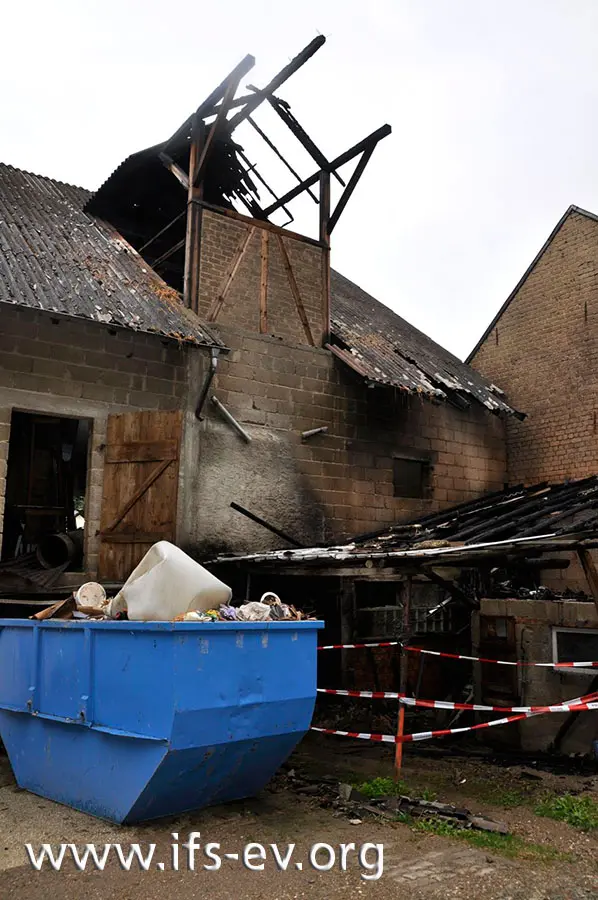 Das Feuer hat sich bis auf das Scheunendach ausgebreitet.