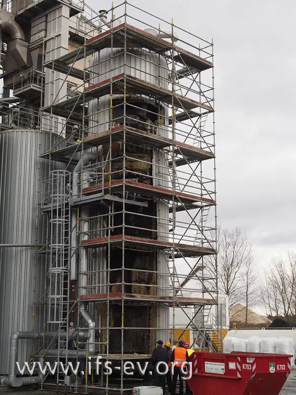 Um den betroffenen Asphalttank ist ein Gerüst gebaut.