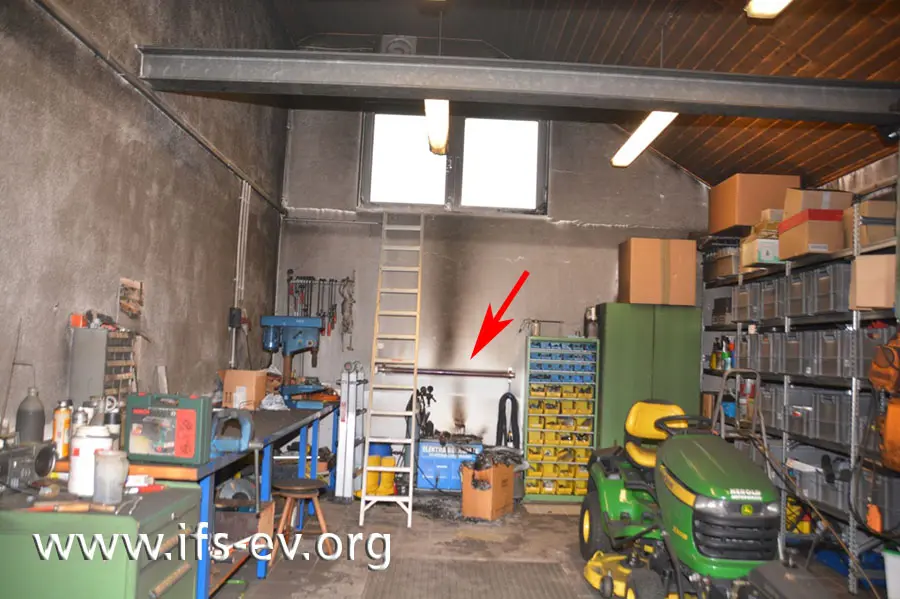 An der hinteren Wand der Werkstatt ist der Rippenrohr-Heizkörper montiert.