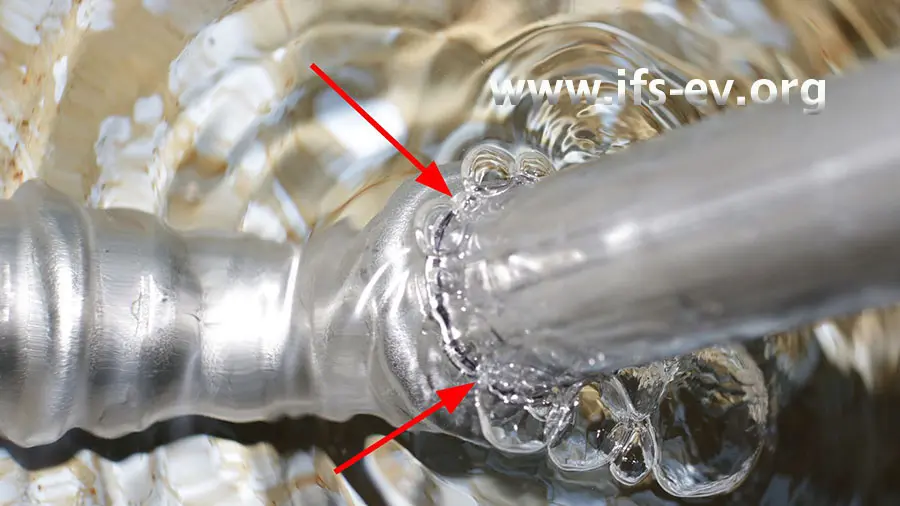 Die Prüfung mit Druckluft im Wasserbad verdeutlicht die Undichtigkeit.