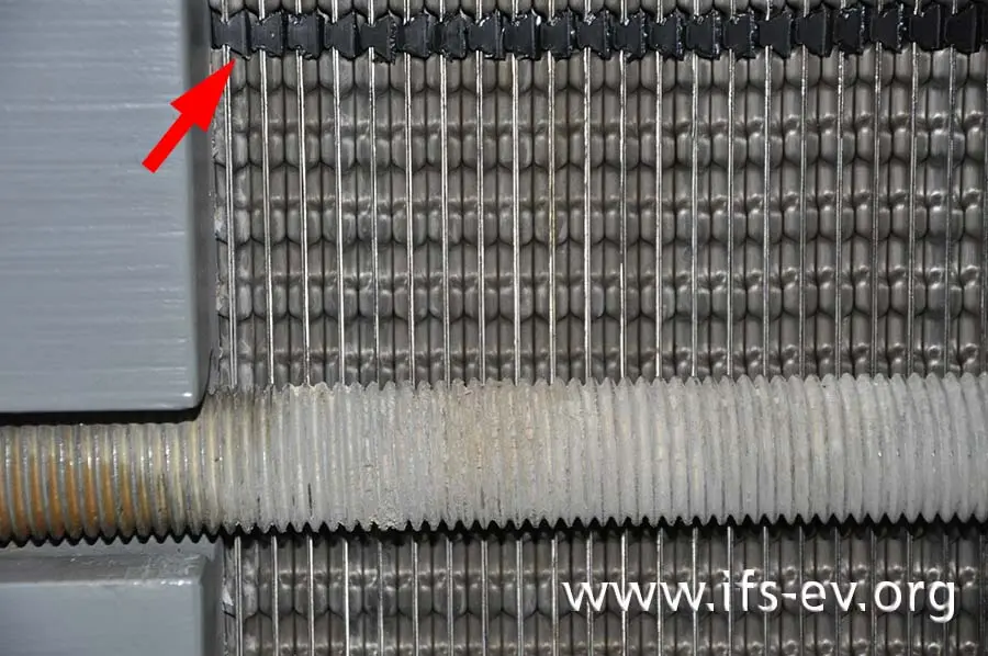 Detailaufnahme der Wärmetauscherplatten; oben sind die Dichtungen zu sehen.