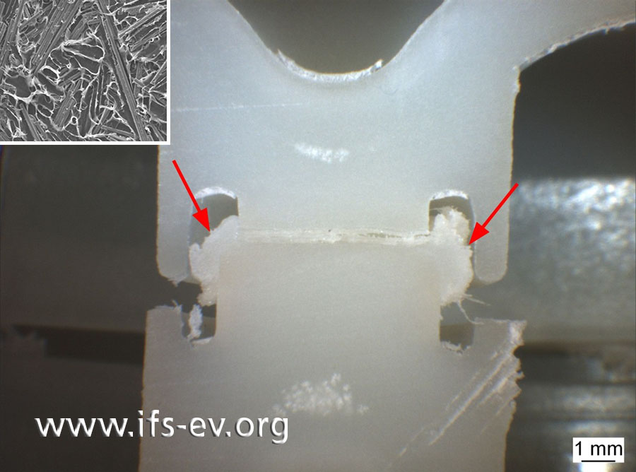 Eine getrennten Fügenaht im Heizblock: Die Schweißwülste in den Fangnuten (Pfeile) sind ein Hinweis auf eine ordnungsgemäß erstellte Verbindung. Das kleine Bild zeigt eine REM-Aufnahme der Bruchfläche.