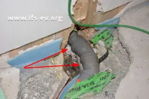 Die Fehlerstelle nach der Reparatur: Hier wurden die Rohre auf Dämm-Material gelegt (Pfeile).