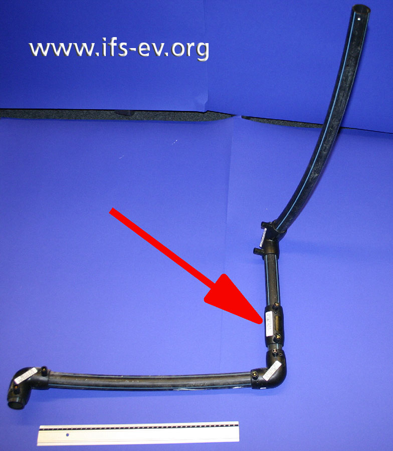 Die Polyethylen-Rohre sind über Elektroschweißmuffen verbunden. Der Pfeil markiert die Kupplung mit der undichten Verbindung.