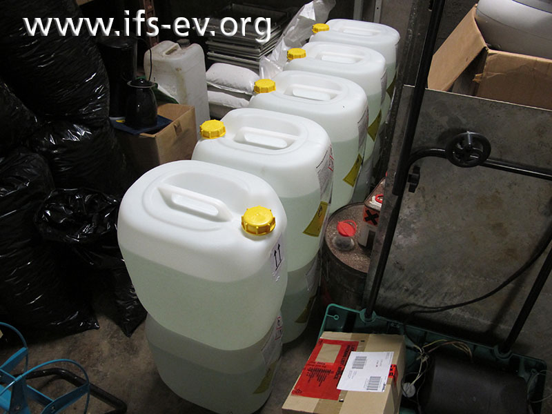 Kanister mit Wasserstoffperoxid-Lösungen: Die Chemikalie ist das Hauptbetriebsmittel des hier betroffenen Unternehmens.