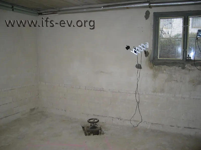 Im Fußboden im Keller befindet sich die Rückstausicherung.