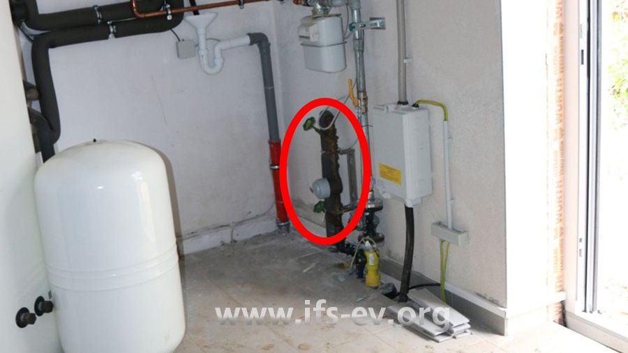 Auf dieser älteren Aufnahme vom Schadenzeitpunkt ist hinter dem Wasserzähler kein Druckminderer installiert (Markierung).