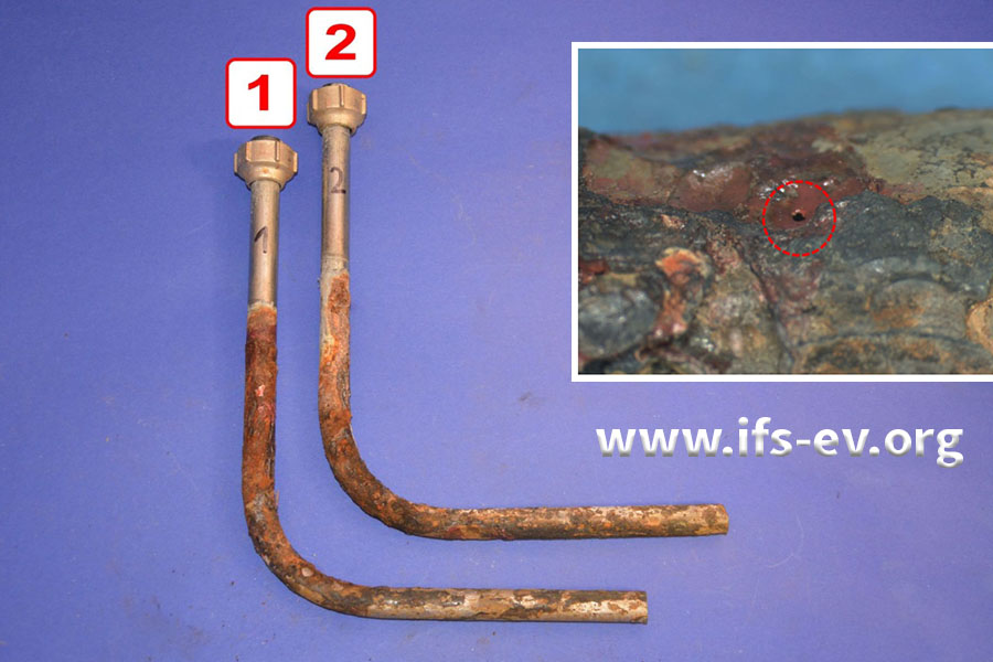 Die beiden Rohrbögen werden im Labor untersucht. Das kleine Foto zeigt einen korrodierten Bereich mit Wanddurchbruch in der Nahaufnahme.