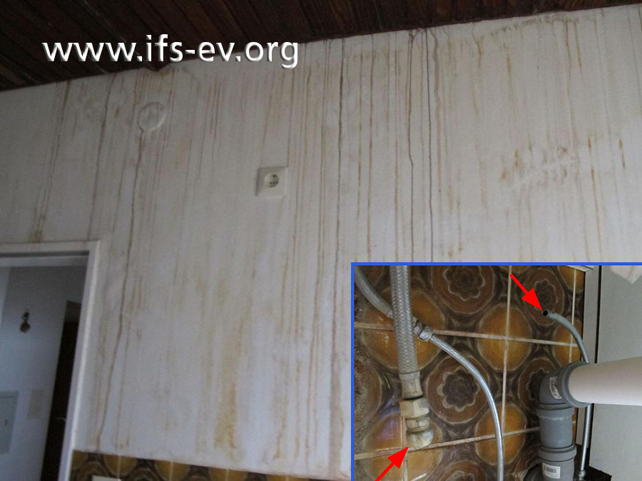 Das kleine Bild zeigt die getrennte Klemmringverbindung aus dem ersten Stock und das große die Ablaufspuren in der Wohnung darunter.