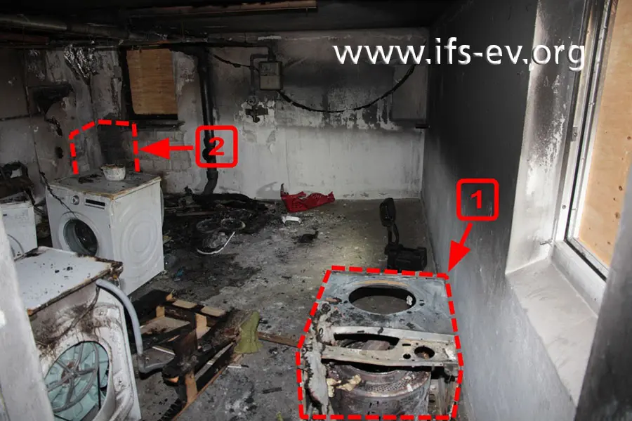 Blick in den Waschkeller: Die betroffene Maschine (1) hat ursprünglich hinten links in der Ecke gestanden (2).