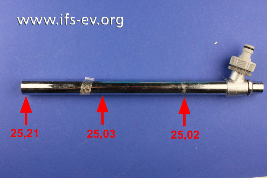 Eine Vermessung des Außendurchmessers zeigt eine deutliche Aufweitung an einem Ende des Wasserhahns (Längenangaben in mm).