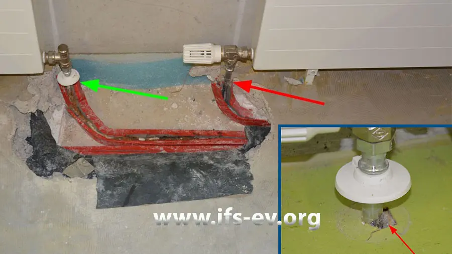 Zwischen dem Vorlauf des rechten Heizkörpers (roter Pfeil) und dem Rücklauf des linken (grüner Pfeil) wurde der Fußboden geöffnet. Das kleine Bild zeigt einen Heizkörperanschluss aus einem anderen Raum.