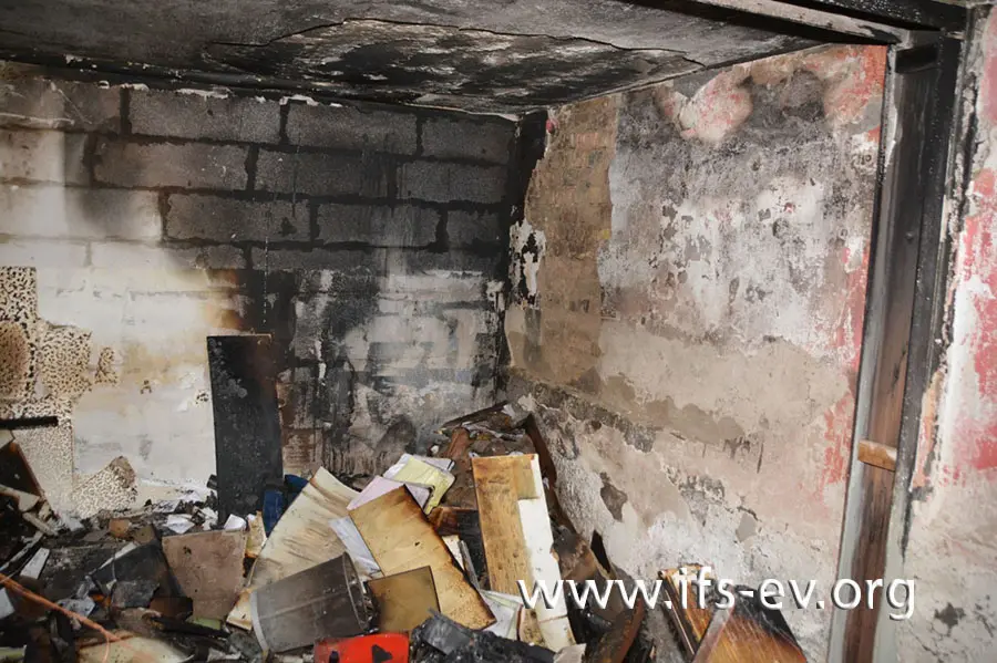 In der Garage sind die Brandschäden dort am stärksten ausgeprägt, wo der Gasofen gestanden hatte.