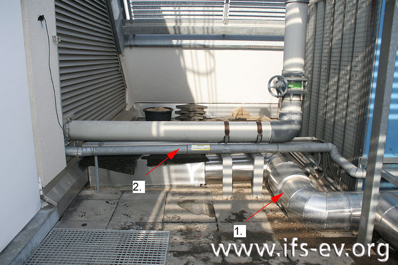 Die Kühlwasserleitung (1) und die Nachspeiseleitung (2) auf der Dachterrasse