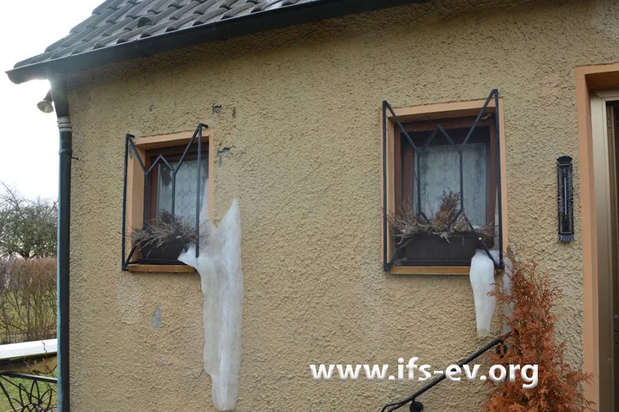Wasser ist an den Fenstern aus der Wand gelaufen und dort gefroren.