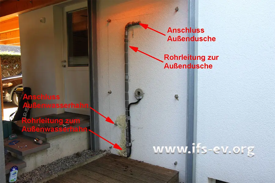 Der Hundewaschplatz nach der Demontage des Duschkopfes, des Außenwasserhahns und der Edelstahlblende.