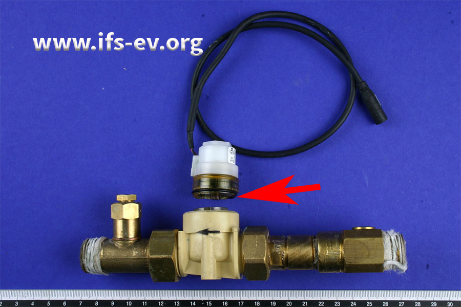 Das Magnetventil mit einem Teil der Rohrleitung zur Außendusche: Der Pfeil markiert das abgebrochene Gewinde.