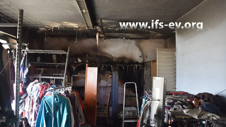 Blick auf den Brandschwerpunkt im Bereich der Anprobekabinen