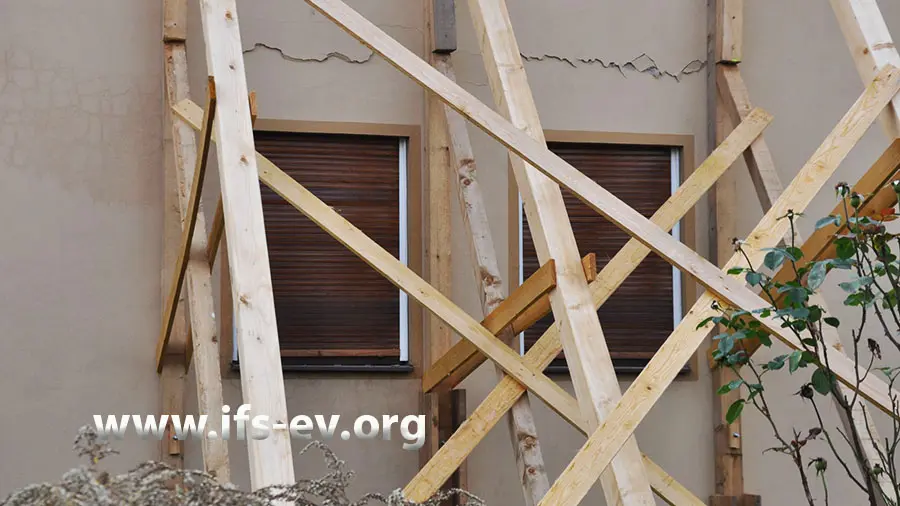 Die Rückwand des Hauses wird abgestützt, um einen Einsturz zu verhindern.