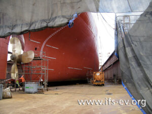 Das Tankschiff wird in der Werft untersucht.