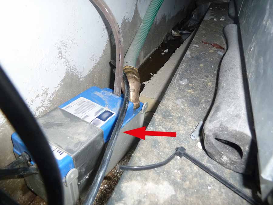 Das Kabel für den Alarmkontakt (Pfeil) liegt lose auf der Kondensatwasserpumpe und endet  was auf diesem Bild nicht zu erkennen ist  im mit Wasser gefüllten Estrichspalt.