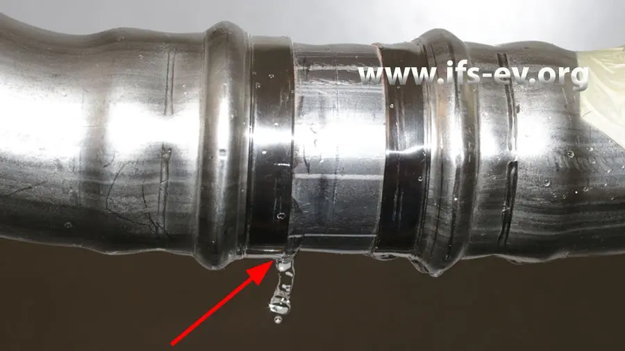 Bei der Dichtigkeitsprüfung im Labor tritt drucklos eingefülltes Wasser aus.