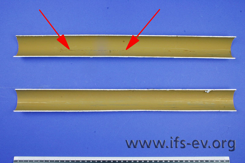 Die Rohrinnenwand ist gleichmäßig mit einer Deckschicht belegt, und im Rissbereich (Pfeile) gibt es keine Korrosion.
