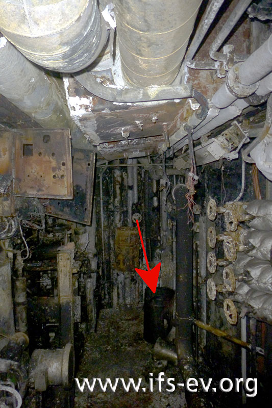 Im ausgebrannten, hinteren Bereich des Maschinenraumes steht ein offenes Fass.