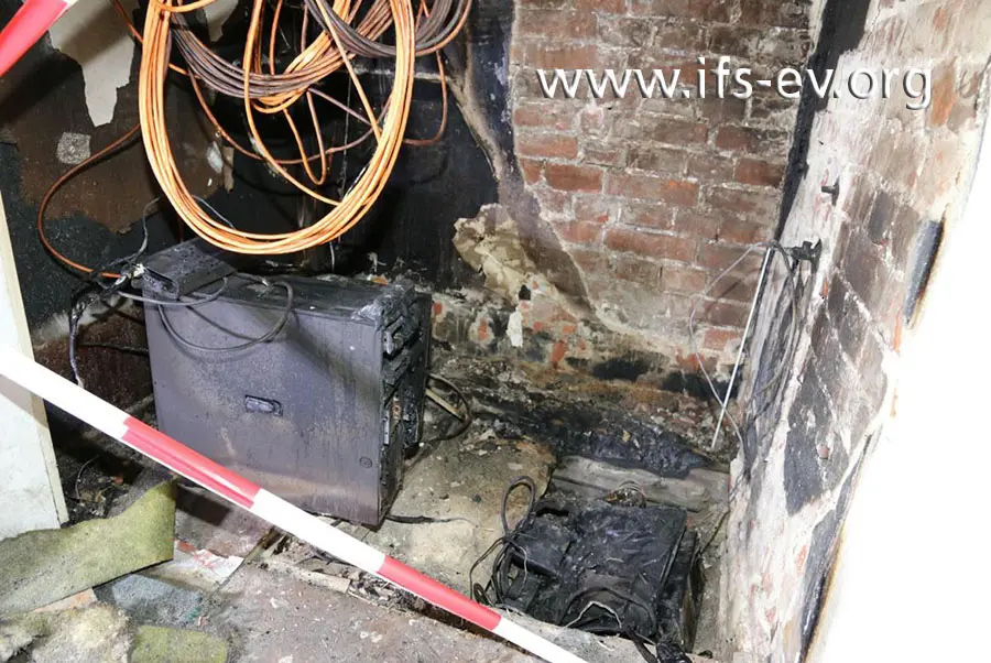 Blick in den ausgebrannten Serverraum: Rechts ist ein Brandschwerpunkt an einem Bodenbalken zu erkennen.