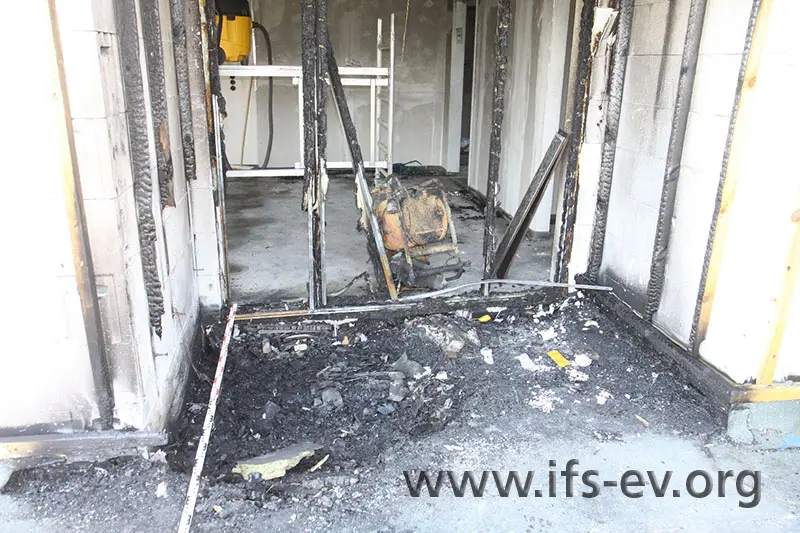 Im Eingangsbereich der Dachterrasse gibt es eine tiefe Einbrennung im Boden.