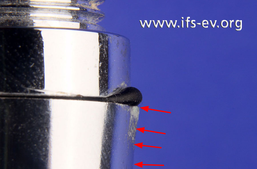 Nahaufnahme der Fehlerstelle aus Bild 2: Das Rohr ist in diesem Bereich aufgeweitet, und die O-Ringdichtung wurde herausgedrückt.