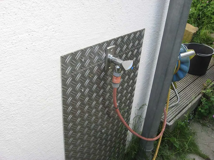 Außer der Armatur erhielt die Gutachterin dieses Foto von der Einbausituation.