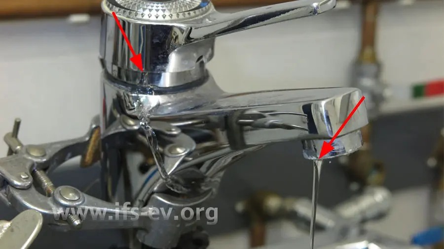Im Labor läuft Wasser unter dem Griff und am Auslass aus der geschlossenen Armatur.