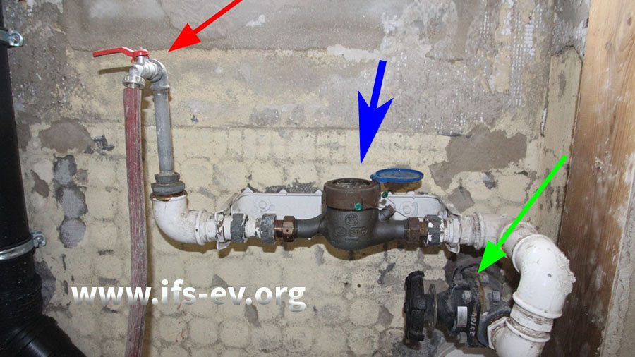 Die Installation im Keller: der Hausanschluss (grün), der Wasserzähler (blau) und ein Kugelauslaufventil (rot)