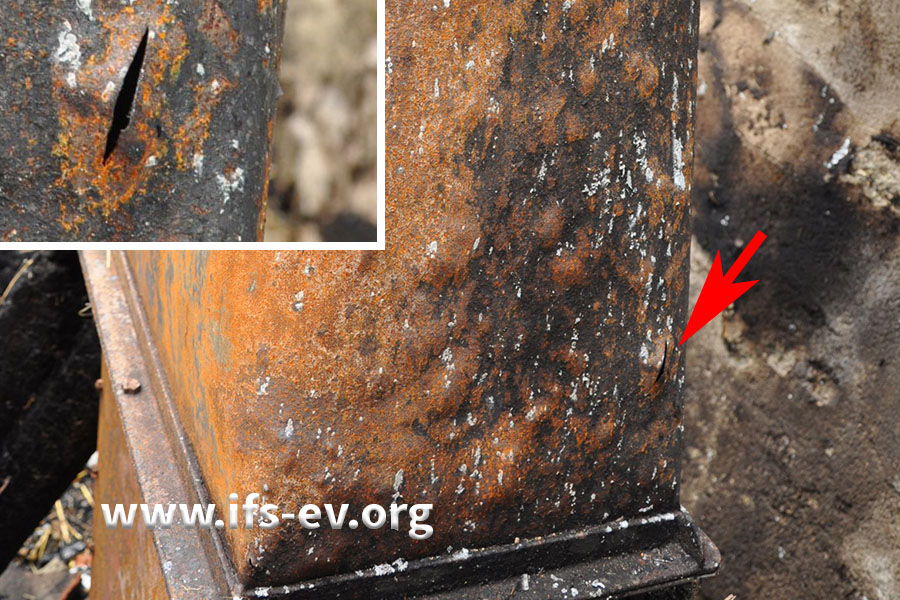 Am Metallgehäuse sind zahlreiche von innen entstandene Beulen zu sehen. An der markierten Stelle ist die Metallwand aufgerissen.